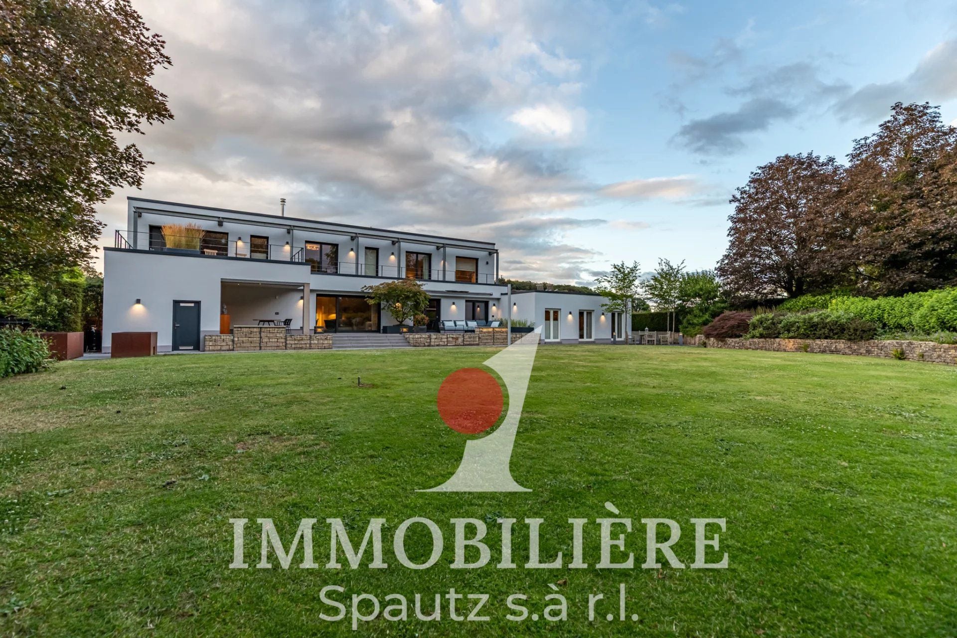 8-bedroom House for sale in Neuhaeusgen, Schuttrange municipality