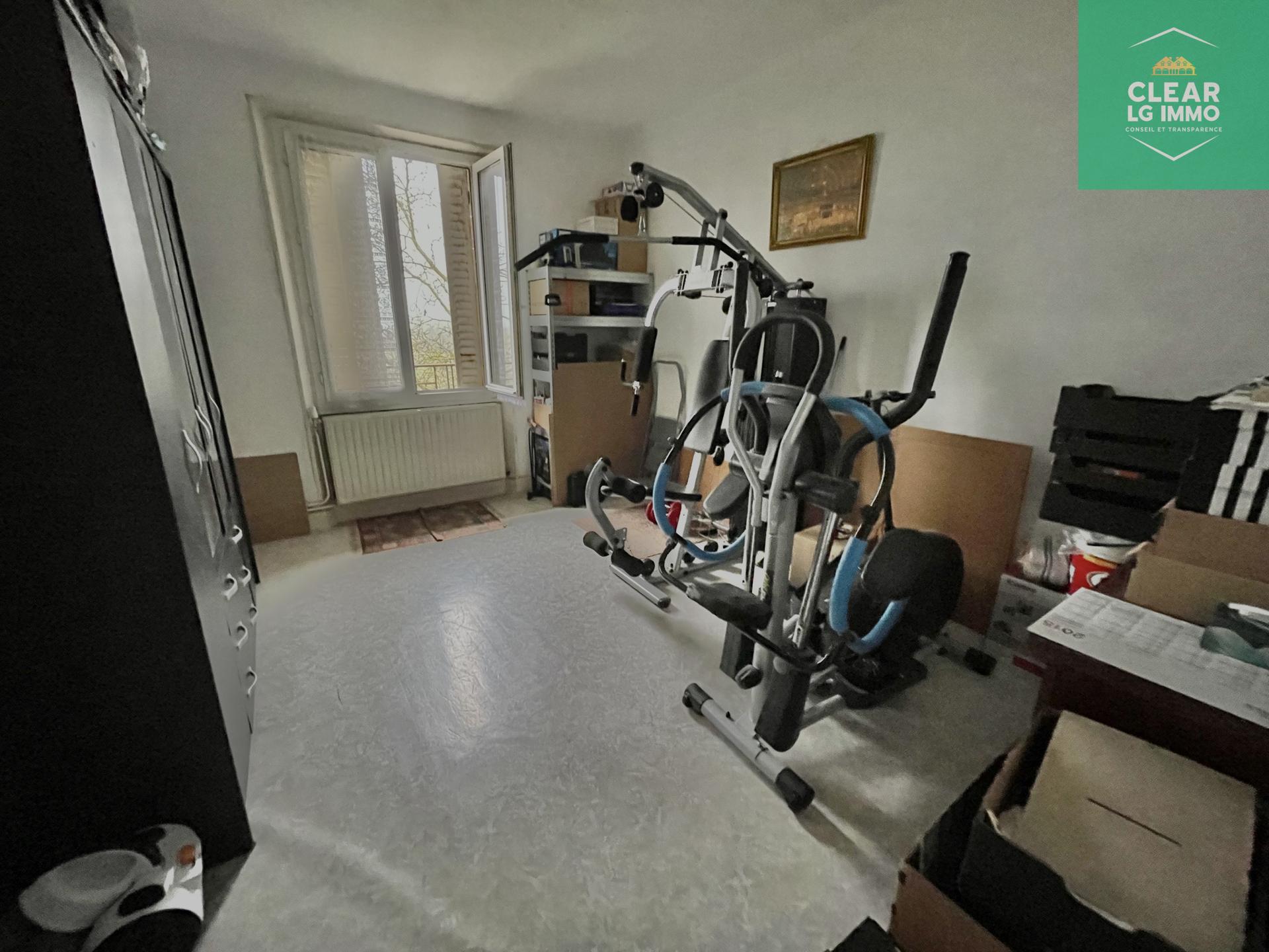 Building for sale in Halstroff